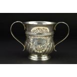 AN EDWARDIAN SILVER LOVING CUP OF LATE 17TH/EARLY 18TH CENTURY STYLE, the cartouche engraved with