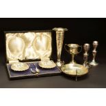 A CASED PAIR OF EDWARDIAN SILVER SHELL SHAPED BUTTER DISHES AND MATCHING KNIVES, makers Josiah