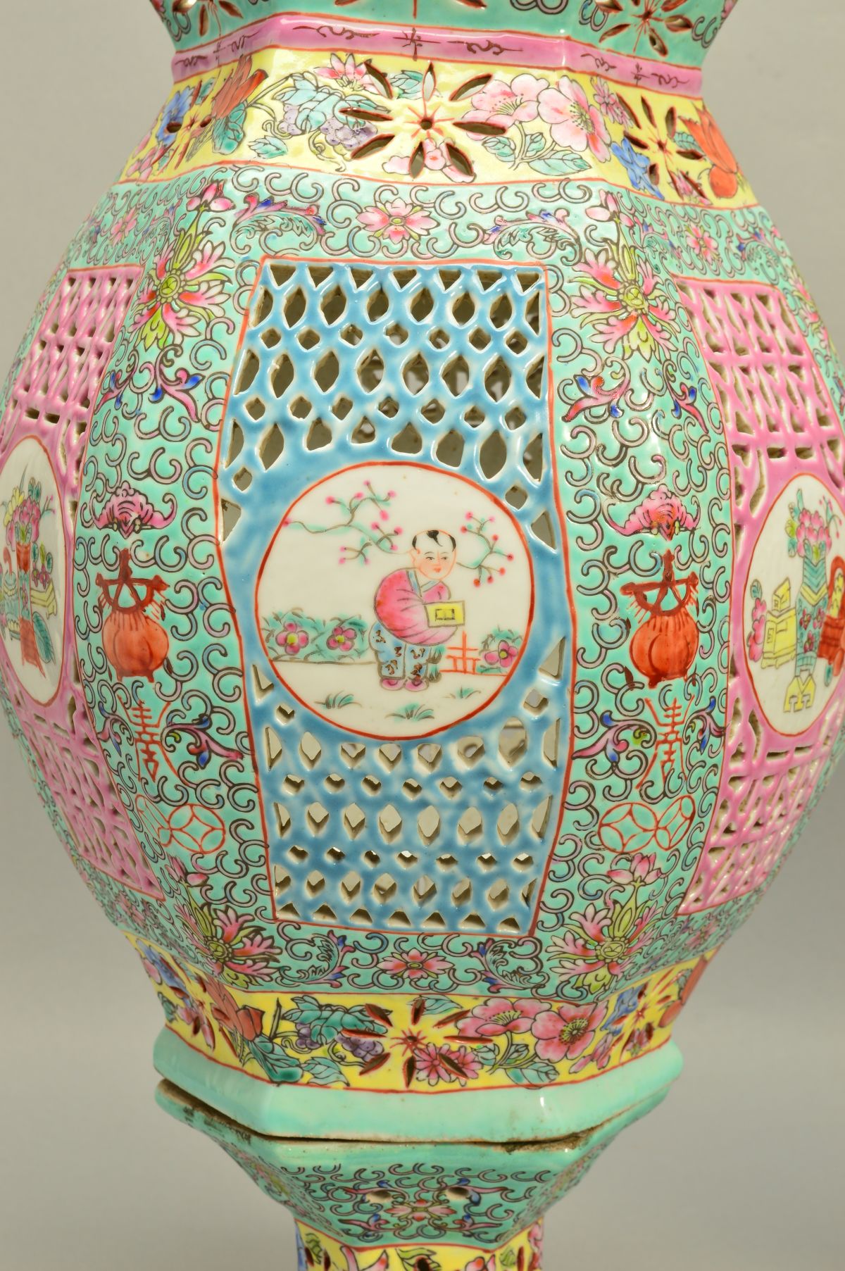 A PAIR OF 20TH CENTURY CHINESE PORCELAIN FAMILLE ROSE TABLE LANTERNS, of hexagonal form, reticulated - Image 5 of 10