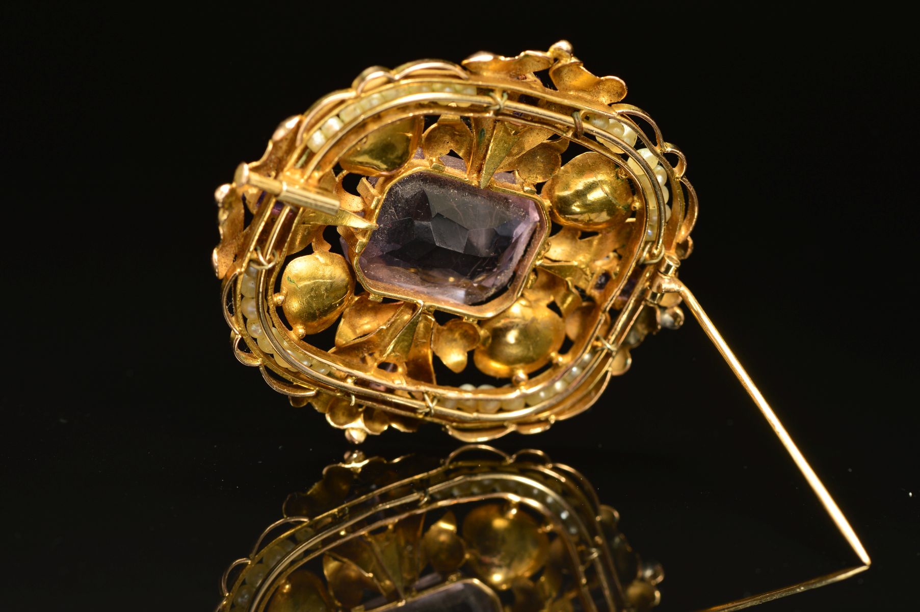 A GOLD AMETHYST AND SEED PEARL BROOCH, the central rectangular amethyst, surrounded by shell and - Image 4 of 4