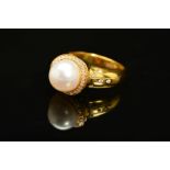 A MODERN 18CT GOLD AKOYA CULTURED PEARL AND DIAMOND RING, centring on a large white cultured pearl