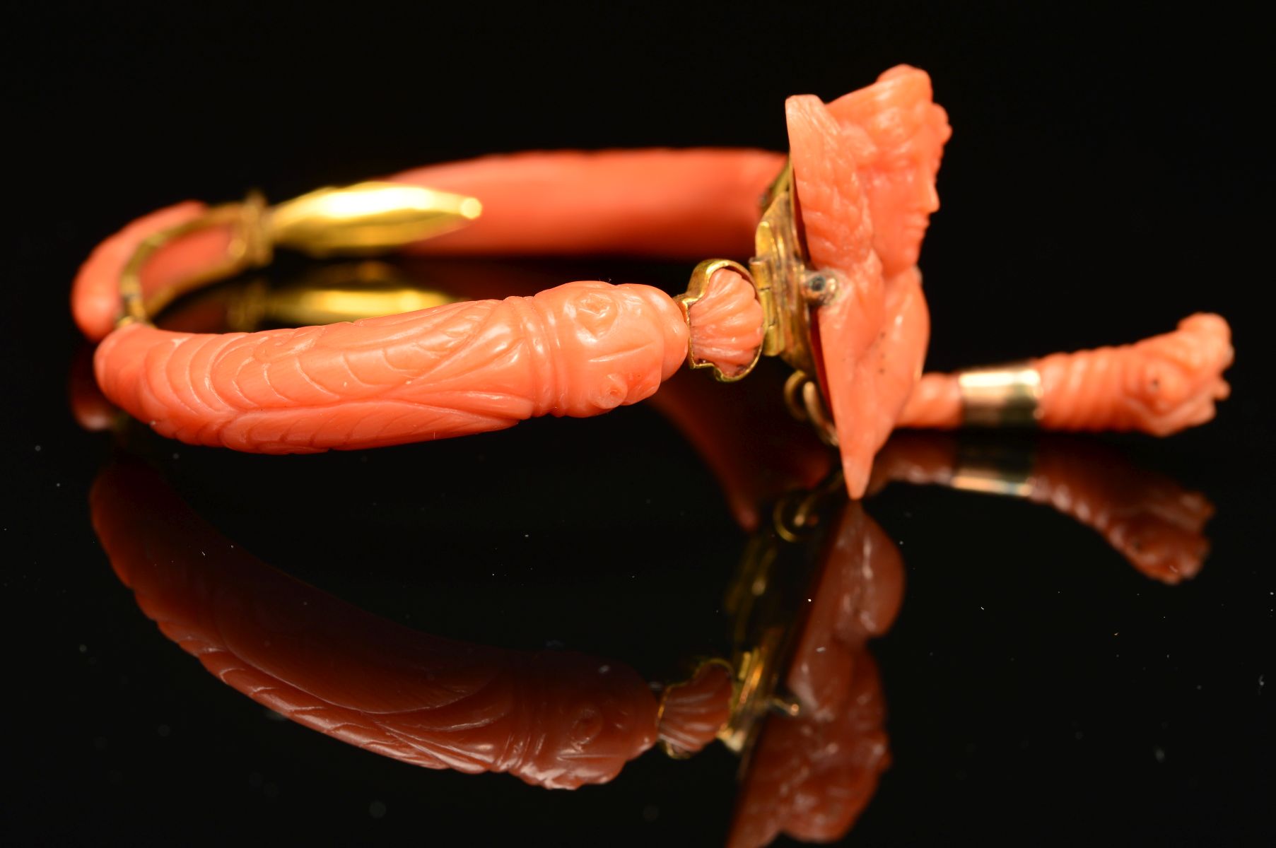 A DELICATE VICTORIAN CARVED CORAL BANGLE, centring on a carved cameo depicting Demeter, suspending a - Image 2 of 4