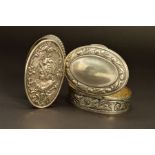 AN EDWARDIAN SILVER OVAL TRINKET BOX, the hinged cover repousse decorated with side profile of a