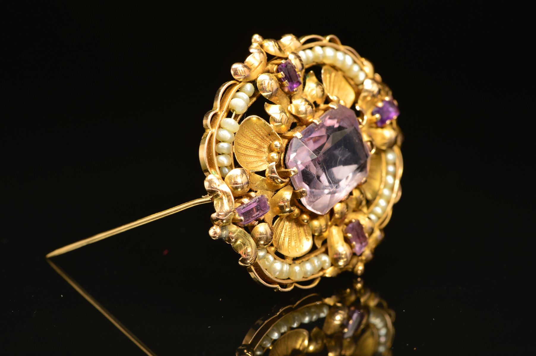 A GOLD AMETHYST AND SEED PEARL BROOCH, the central rectangular amethyst, surrounded by shell and - Image 2 of 4