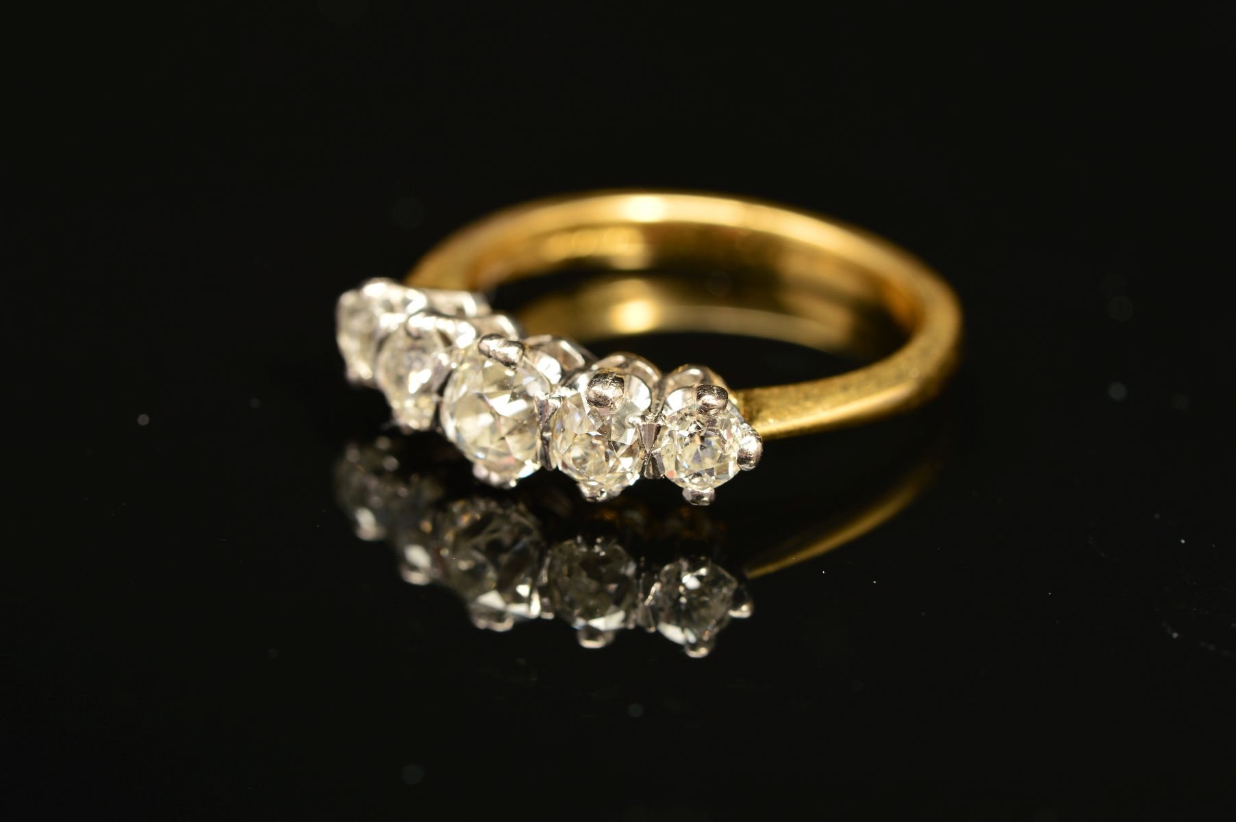 AN 18CT GOLD FIVE STONE DIAMOND RING, the graduated row of old cut diamonds within claw settings,