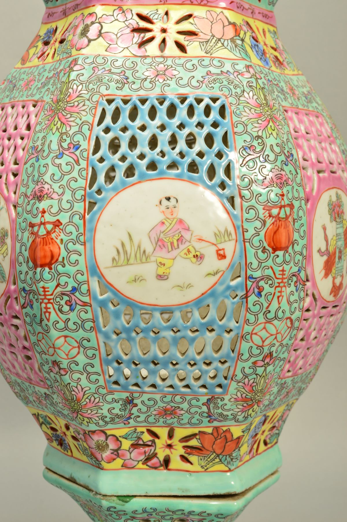 A PAIR OF 20TH CENTURY CHINESE PORCELAIN FAMILLE ROSE TABLE LANTERNS, of hexagonal form, reticulated - Image 3 of 10