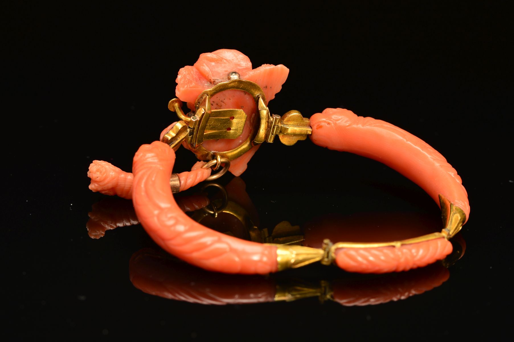 A DELICATE VICTORIAN CARVED CORAL BANGLE, centring on a carved cameo depicting Demeter, suspending a - Image 3 of 4