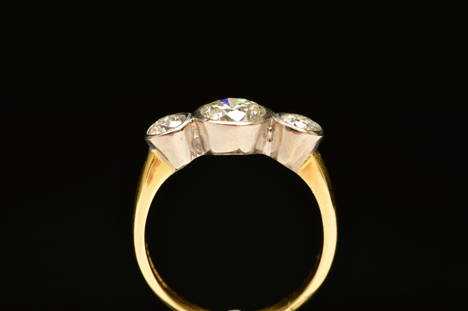 AN 18CT GOLD THREE STONE DIAMOND RING, designed as three brilliant cut diamonds within collet - Image 5 of 5