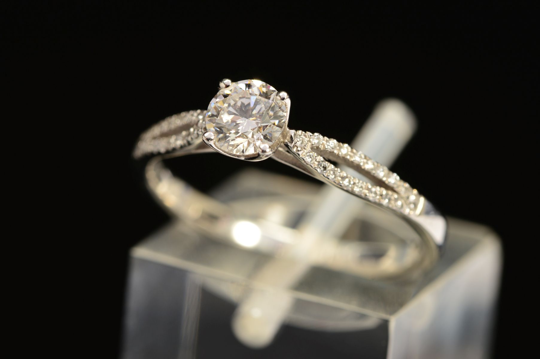 A MODERN DIAMOND SINGLE STONE RING, with diamond crossover set shoulders, principle diamond - Image 3 of 5