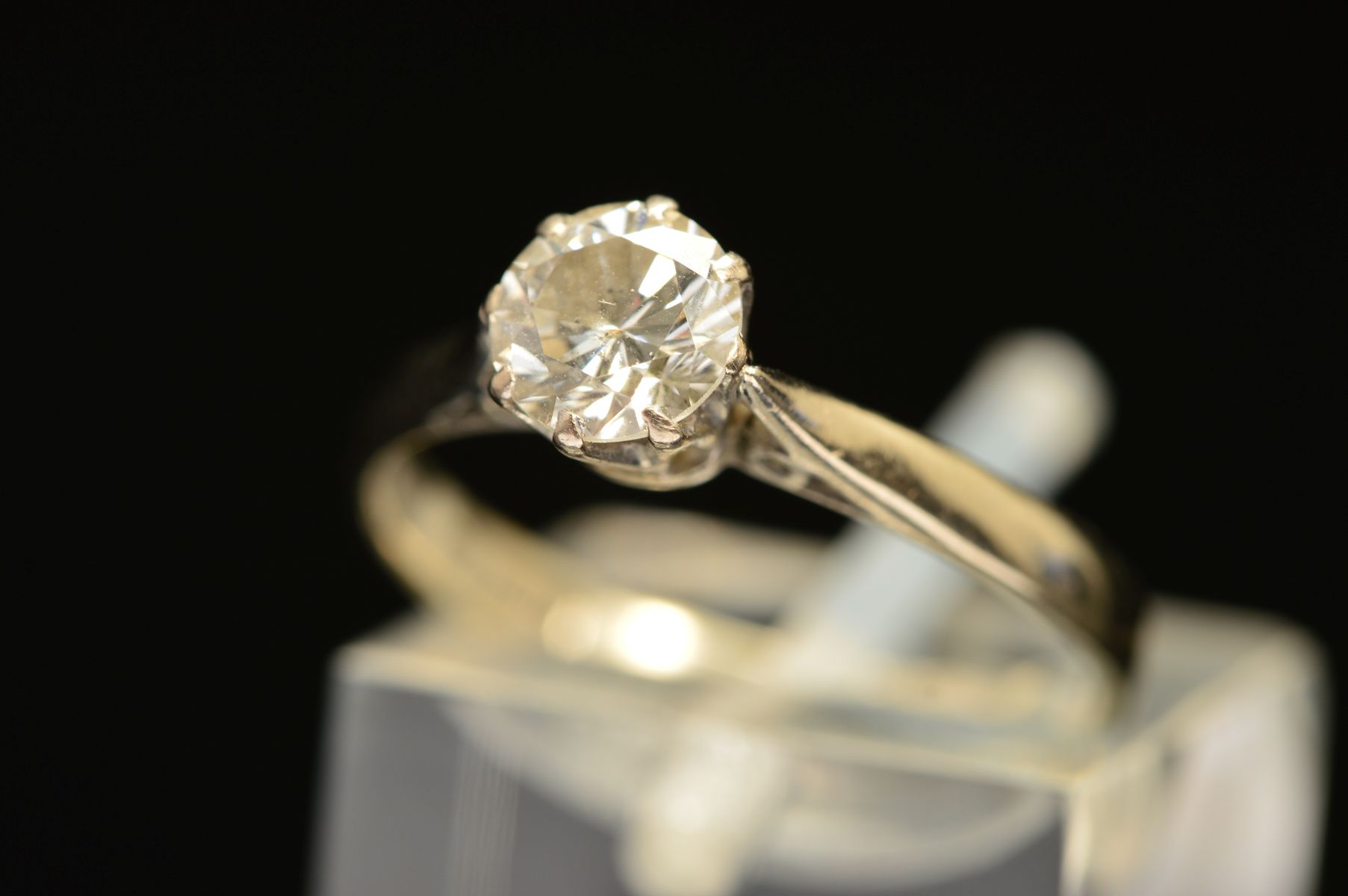 A MID TO LATE 20TH CENTURY 18CT WHITE GOLD SINGLE STONE DIAMOND RING, estimated modern round - Image 3 of 5