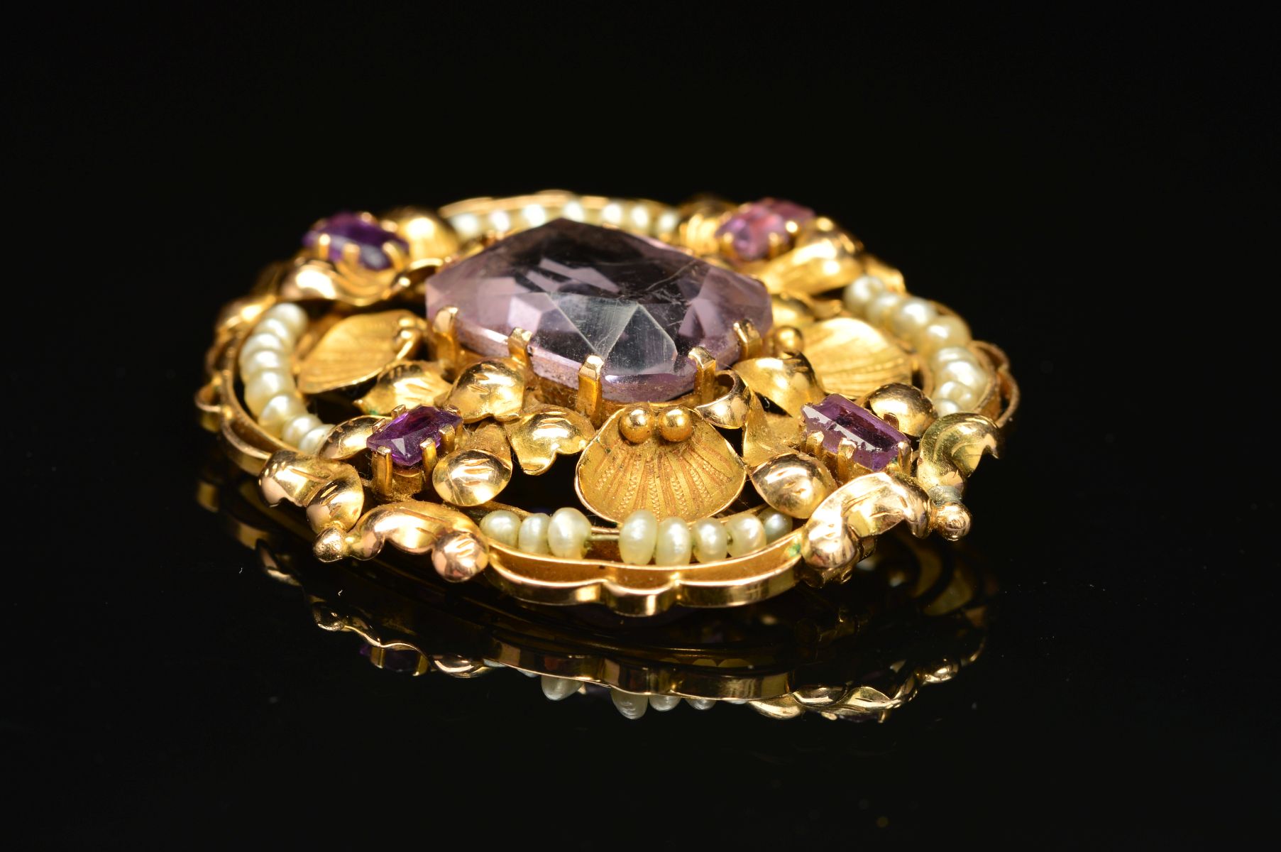 A GOLD AMETHYST AND SEED PEARL BROOCH, the central rectangular amethyst, surrounded by shell and - Image 3 of 4