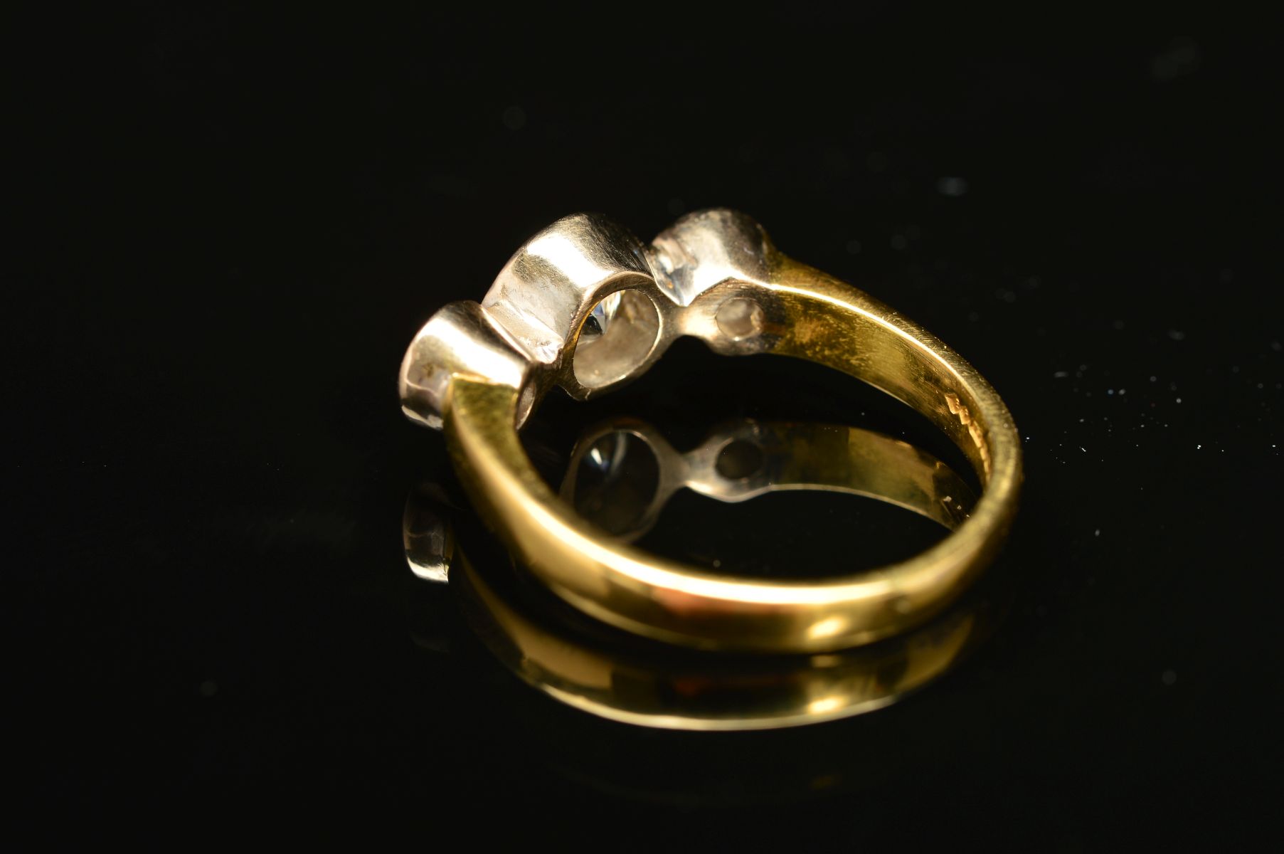 AN 18CT GOLD THREE STONE DIAMOND RING, designed as three brilliant cut diamonds within collet - Image 4 of 5