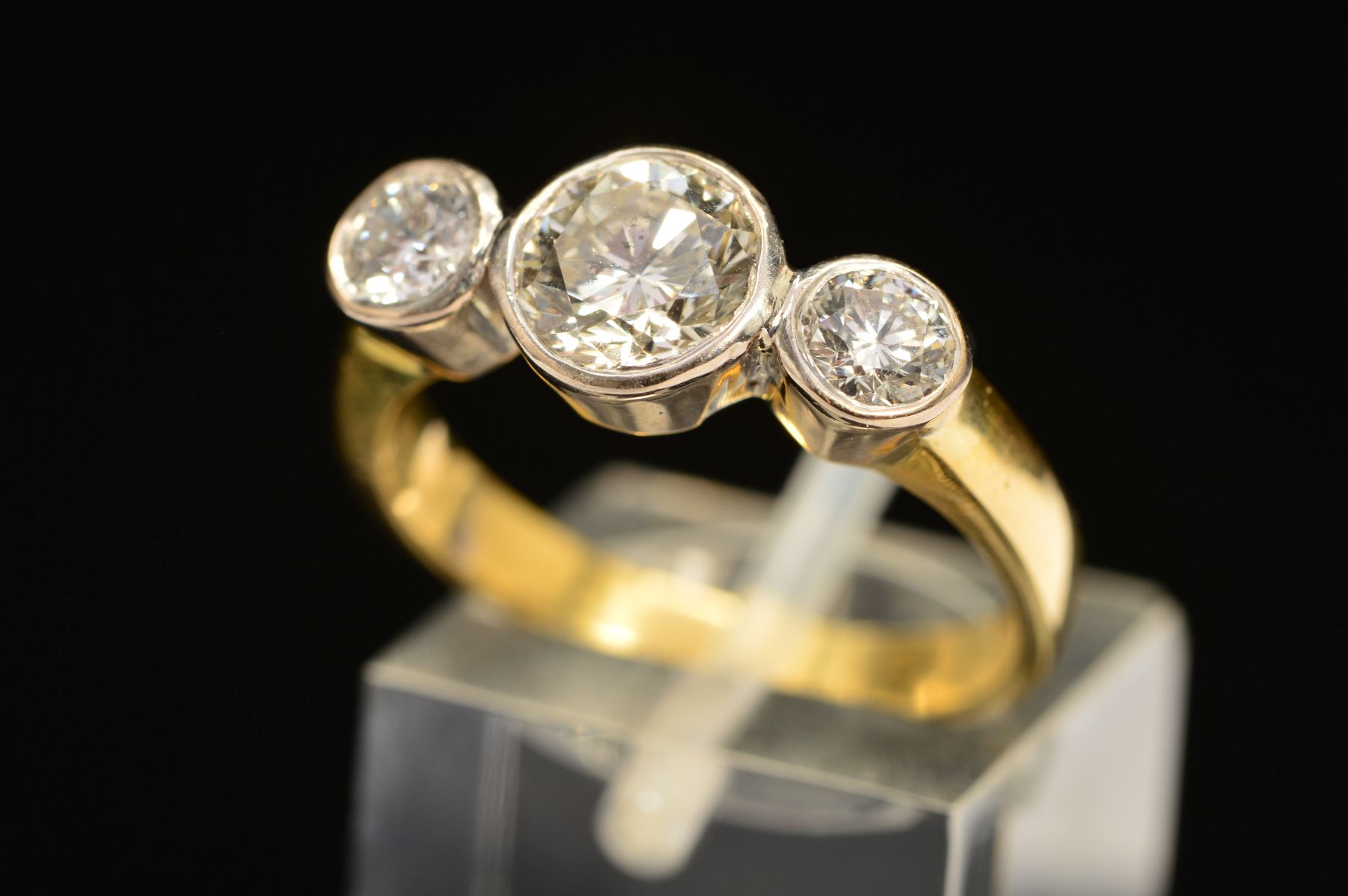 AN 18CT GOLD THREE STONE DIAMOND RING, designed as three brilliant cut diamonds within collet - Image 3 of 5
