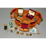 A SELECTION OF COSTUME JEWELLERY AND A WOODEN JEWELLERY BOX, to include brooches, necklaces,