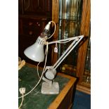 A VINTAGE HANDRILL AND HORSTMAN COUNTER BALANCE DESK LAMP (sd)
