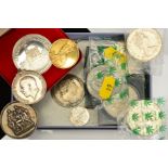 A SELECTION OF COINS to include a cased nickel silver Windsor castle coin, a cased five shilling