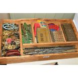 A QUANTITY OF ASSORTED MECCANO, to include pre-war items, in a fitted wooden tray