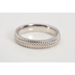A MODERN 18CT WHITE GOLD WEDDING RING, textured pattern, measuring approximately 4.0mm in width,