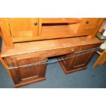 AN EARLY 20TH CENTURY OAK KNEE HOLE DESK, with a single central drawer, flanked by cupboard each