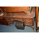 AN EARLY 20TH CENTURY OAK GEOMETRIC DESK/DRESSING TABLE, with a raised back, five various sized