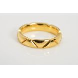 A MODERN 18CT GOLD WEDDING RING, with chevron carved detail, measuring approximately 4.0mm in width,