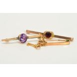 THREE EARLY 20TH CENTURY GOLD BROOCHES, to include a plain bar, safety pin style, an amethyst single
