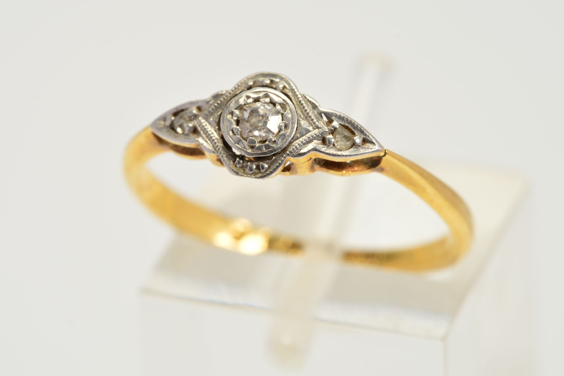 AN EARLY 20TH CENTURY DIAMOND SINGLE STONE RING, estimated diamond weight 0.10ct, ring size J1/2,
