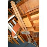 AN EARLY 20TH CENTURY BEECH FRAMED ARTISTS EASEL