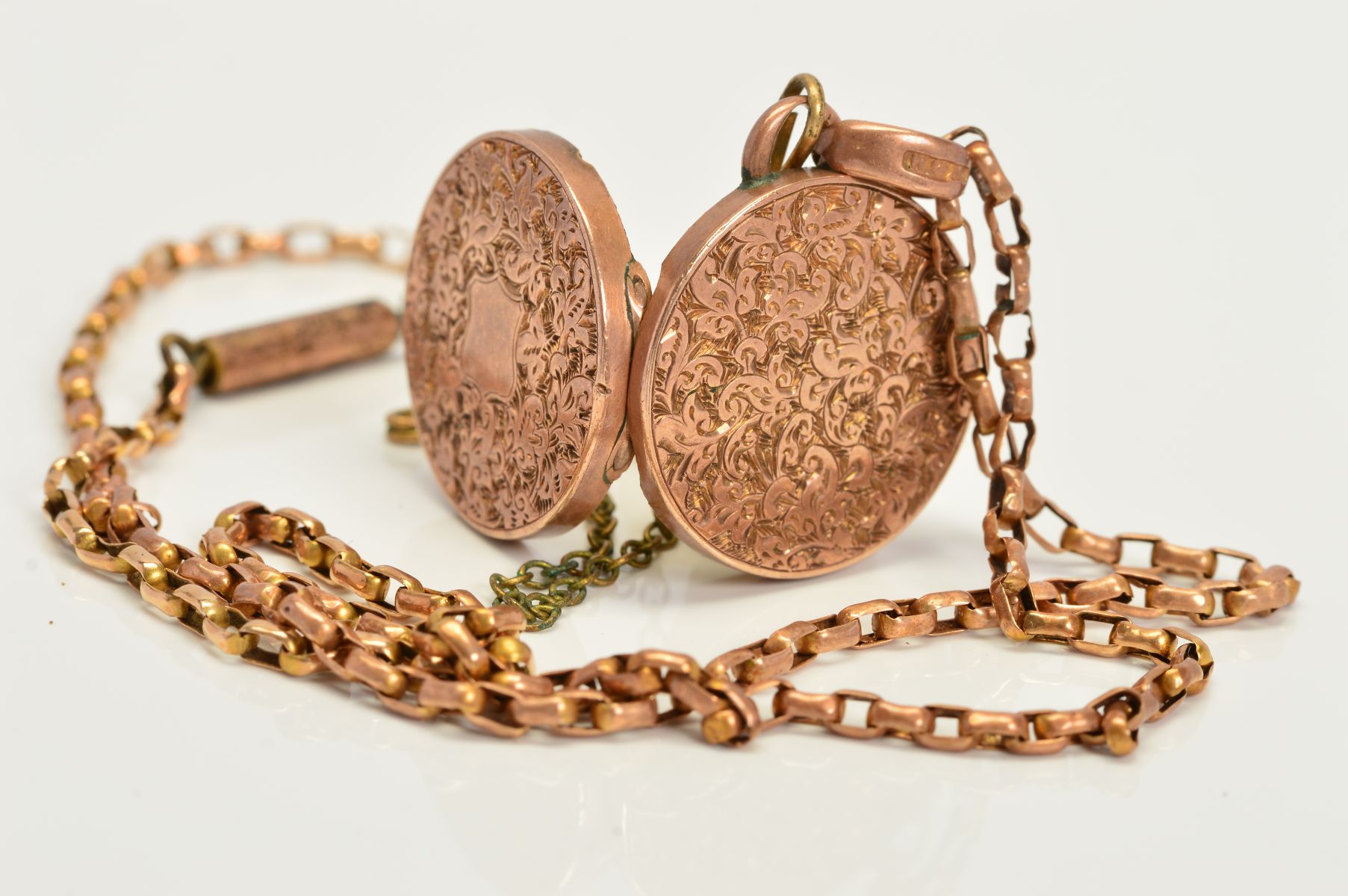 AN EARLY 20TH CENTURY 9CT ROSE GOLD LOCKET, round shape measuring approximately 20.5mm in