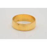 A MODERN 18CT GOLD WEDDING RING, D shaped cross section with fine bead edge, measuring approximately