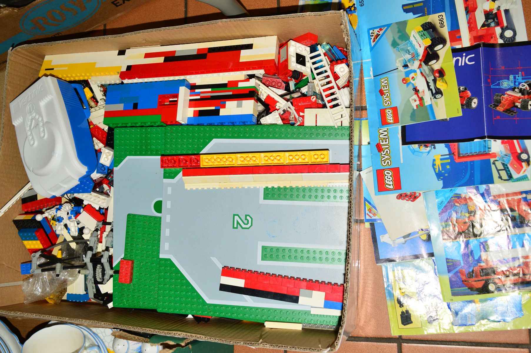 A QUANTITY OF UNBOXED AND ASSORTED LEGO, mixture of 1960's and 1990's items, to include Mercedes-