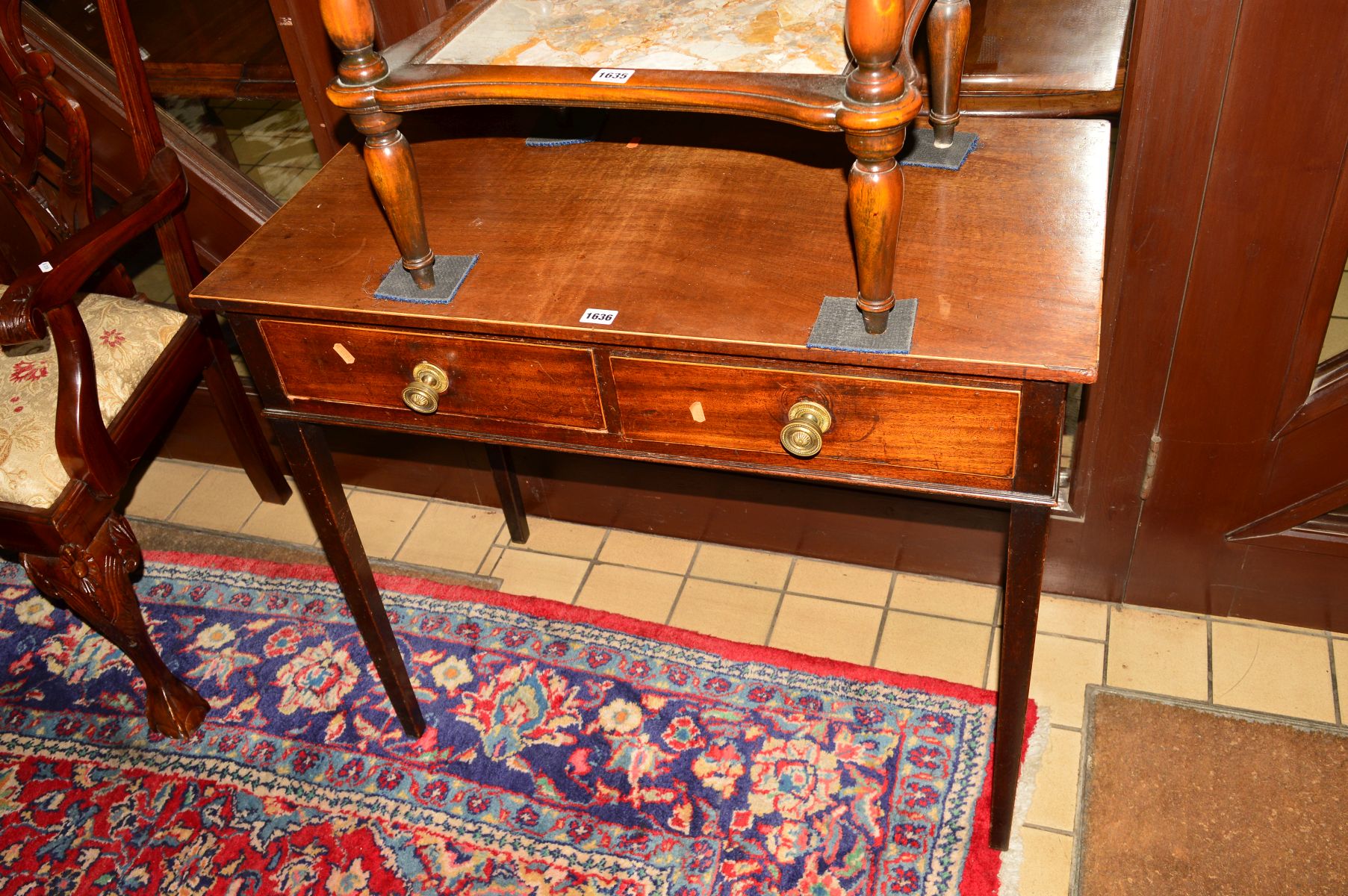A GEORGIAN MAHOGANY AND STRUNG SIDE TABLE with a single long drawer with turned brass handles on
