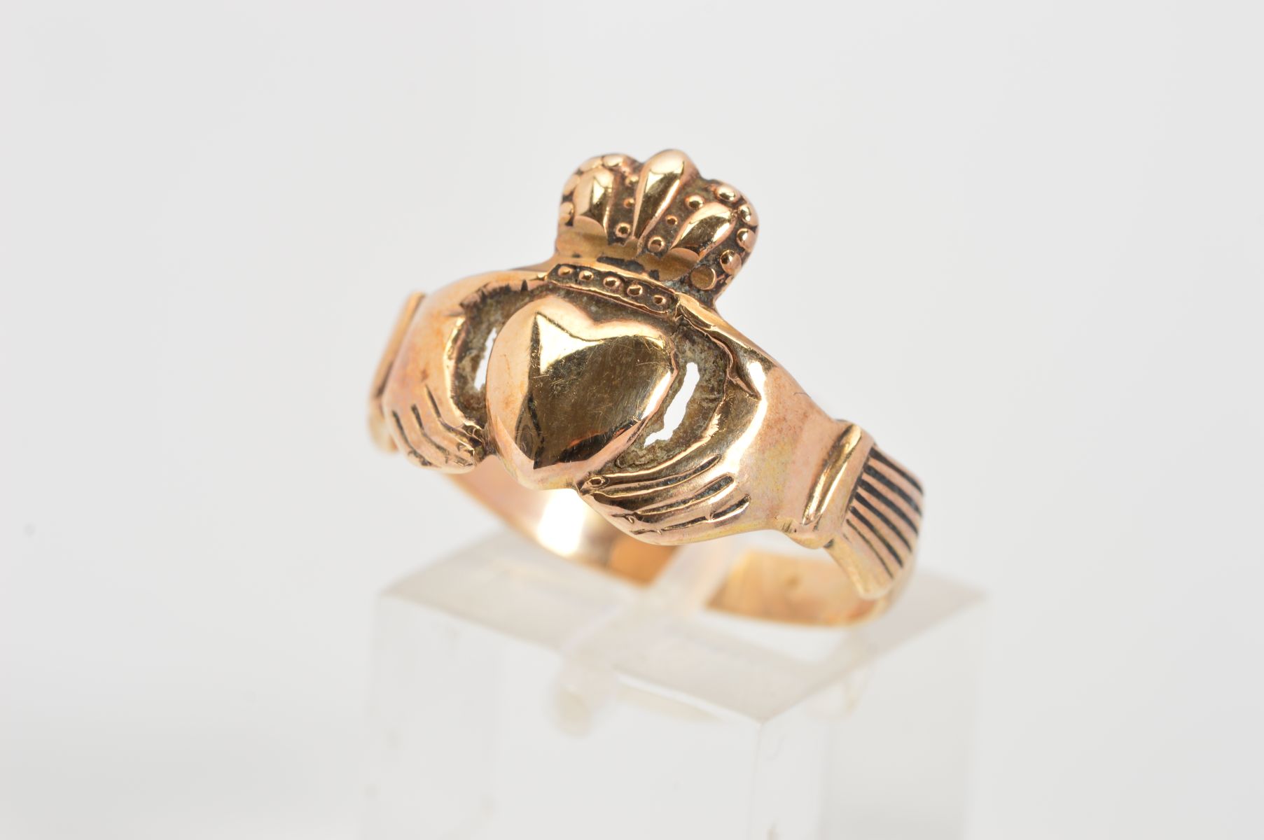 A 9CT GOLD CLADDAGH RING, with 9ct hallmark for Dublin 1969, width to widest point 14mm, ring size