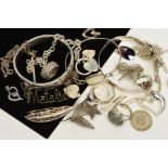 A COLLECTION OF SILVER AND COSTUME JEWELLERY to include a hallmarked silver hinged, half engraved