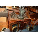 AN EARLY 20TH CENTURY OAK ROLL TOP DESK with seven various drawers, width 122cm x depth 76cm x