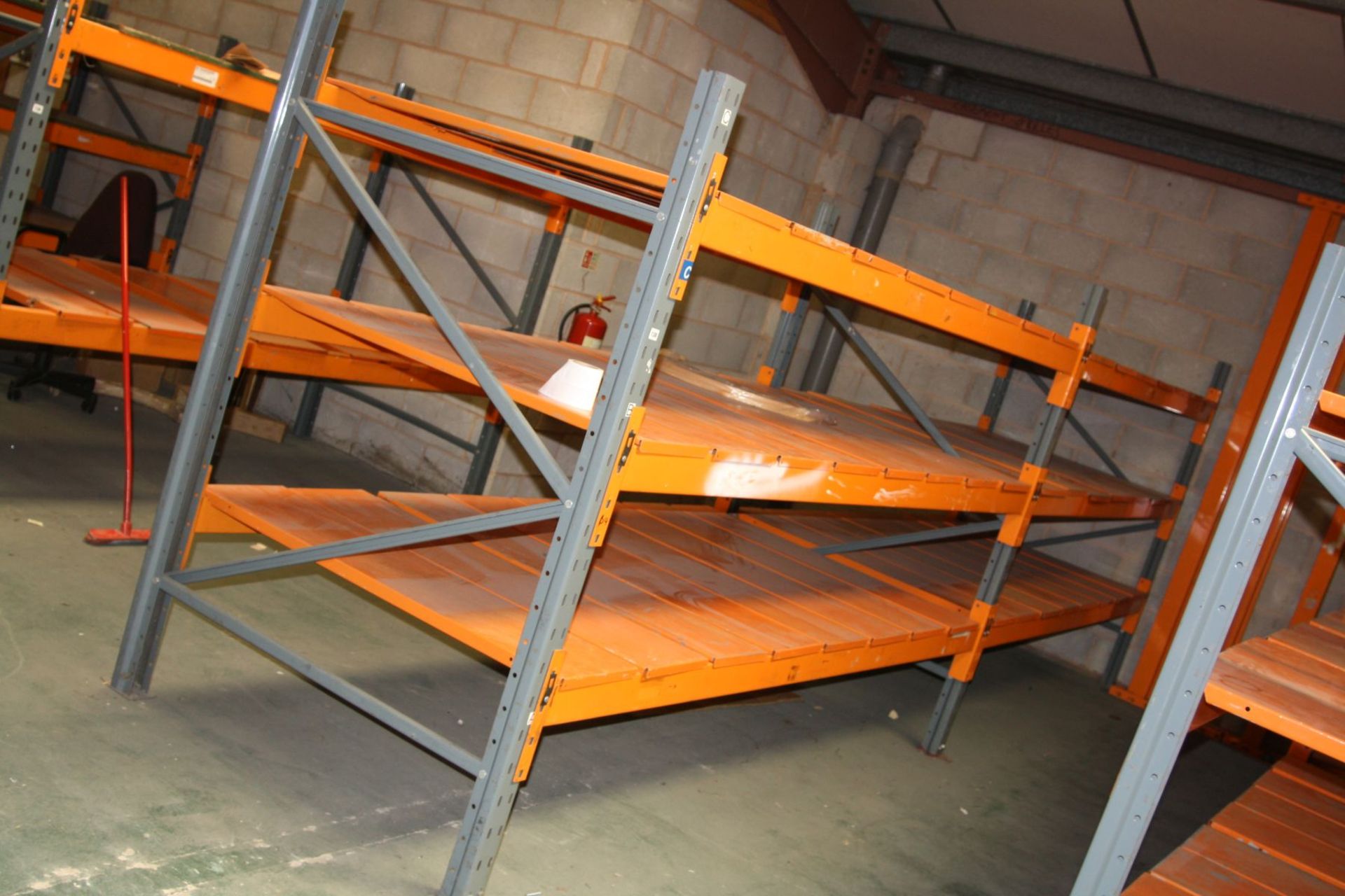 TWO BAYS OF HEAVY DUTY PALLET RACKING 184cm high with 6 pairs of 270cm supports and metal shelves