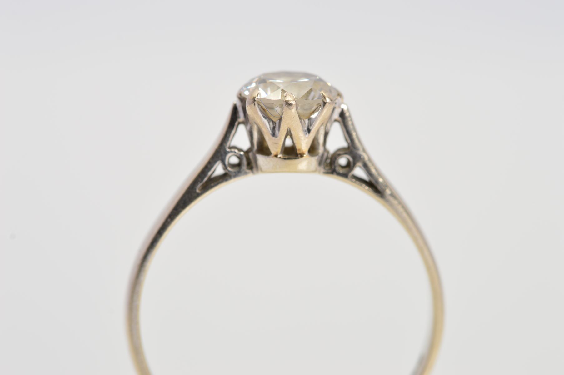 A MID TO LATE 20TH CENTURY 18CT WHITE GOLD SINGLE STONE DIAMOND RING, estimated modern round - Image 4 of 5