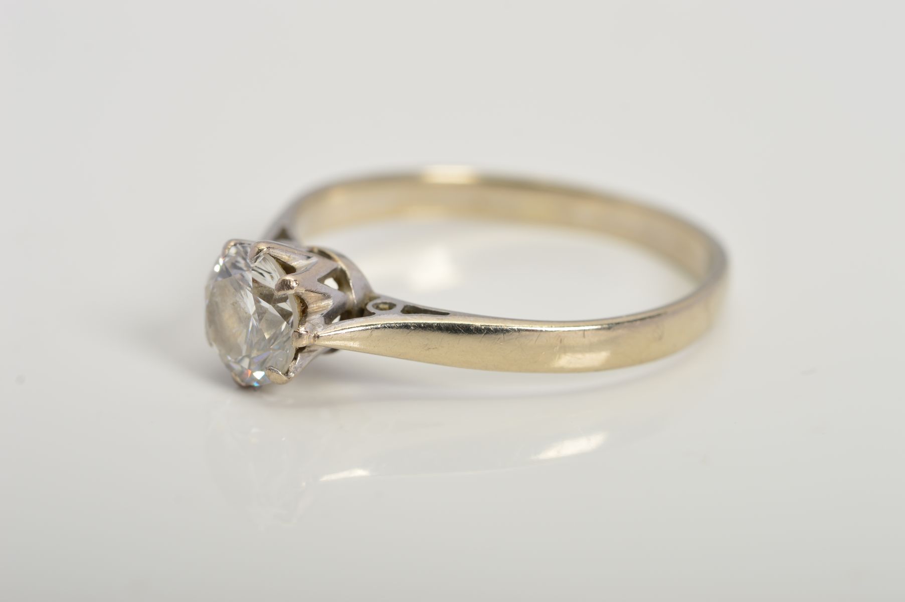 A MID TO LATE 20TH CENTURY 18CT WHITE GOLD SINGLE STONE DIAMOND RING, estimated modern round - Image 5 of 5