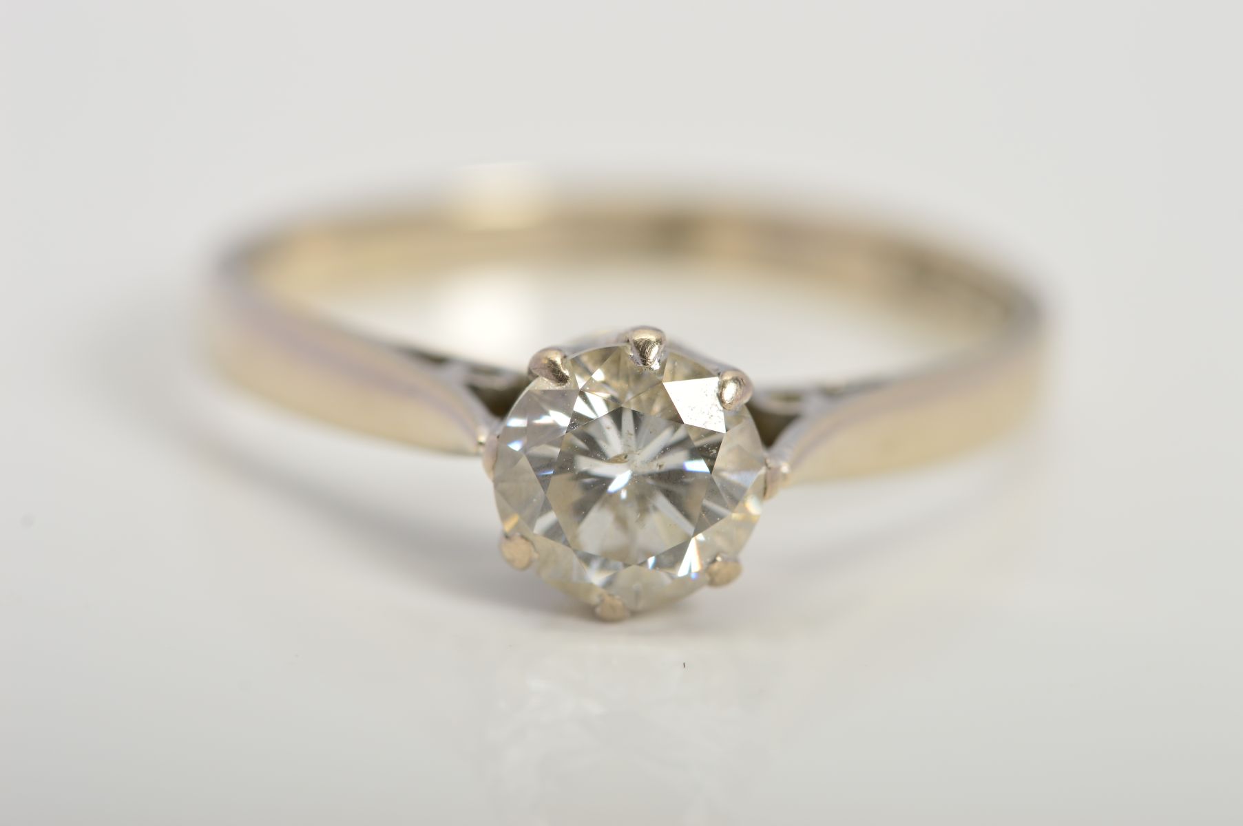 A MID TO LATE 20TH CENTURY 18CT WHITE GOLD SINGLE STONE DIAMOND RING, estimated modern round - Image 3 of 5