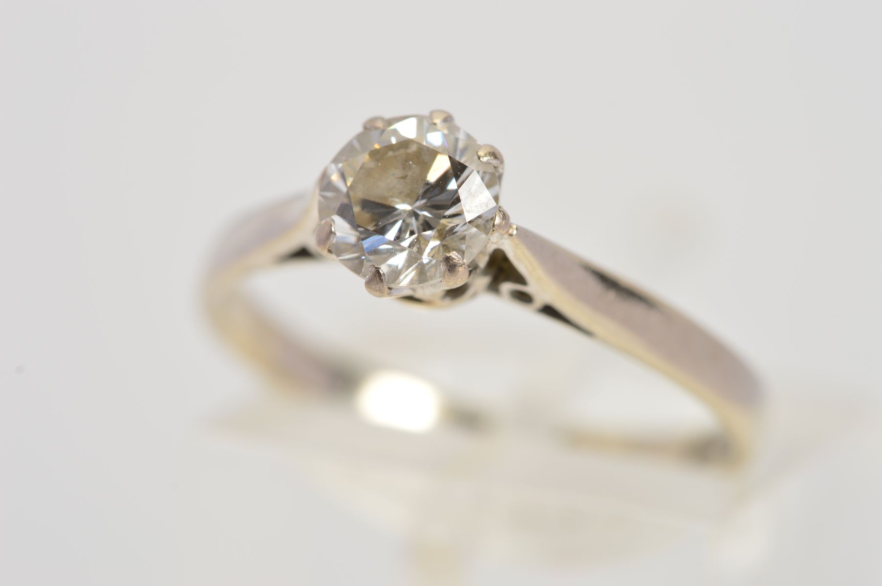 A MID TO LATE 20TH CENTURY 18CT WHITE GOLD SINGLE STONE DIAMOND RING, estimated modern round