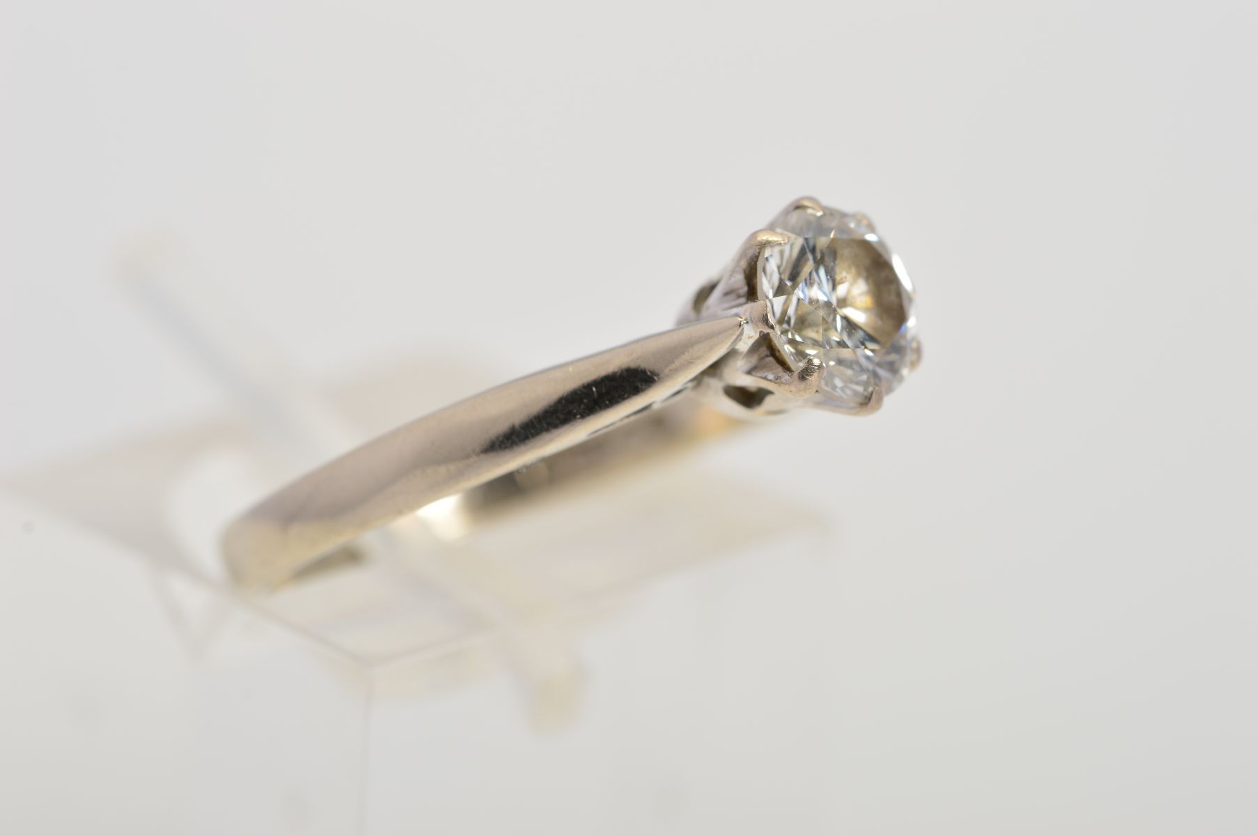 A MID TO LATE 20TH CENTURY 18CT WHITE GOLD SINGLE STONE DIAMOND RING, estimated modern round - Image 2 of 5