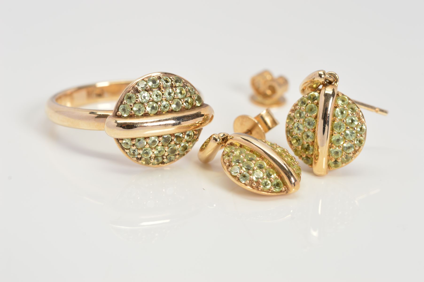 A MODERN 9CT YELLOW GOLD FIORELLI PERIDOT RING AND MATCHING DROP EARRINGS, comprised a circular