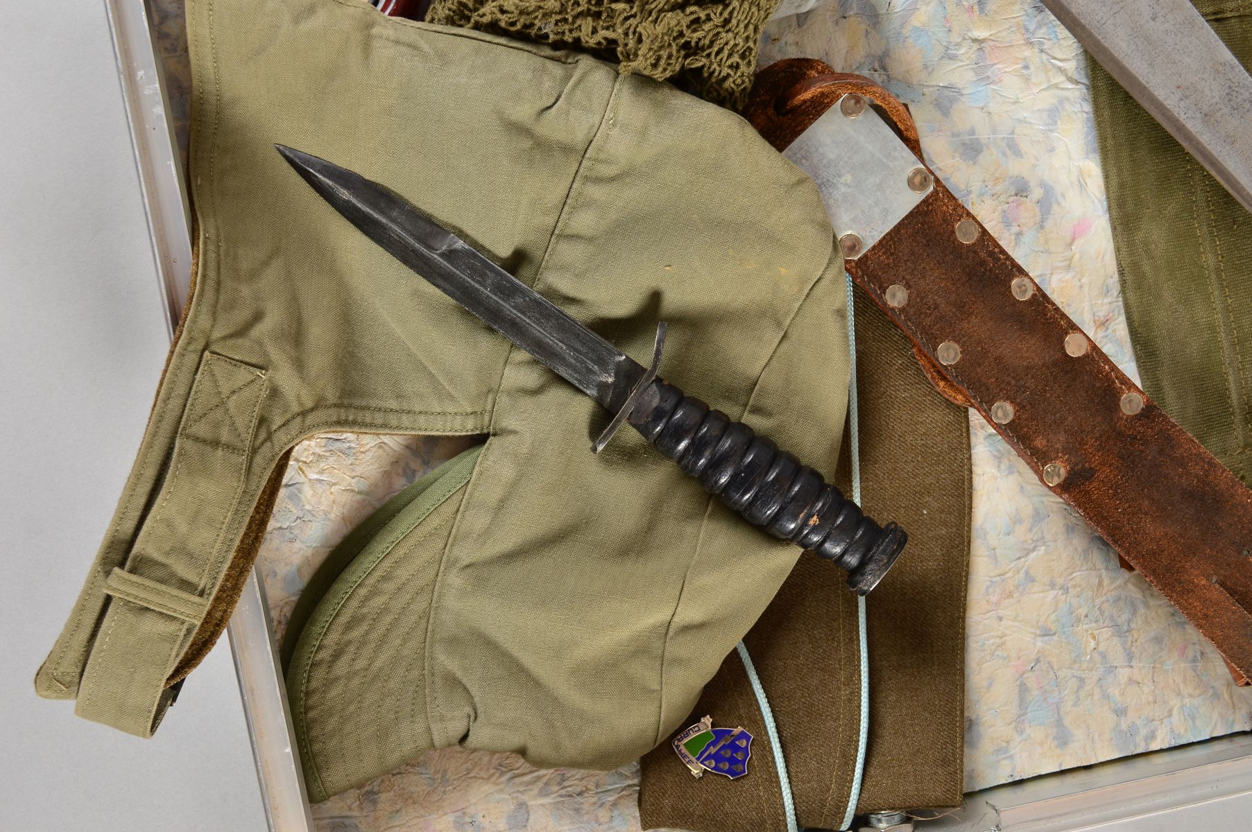 A LARGE GLASS TOP DEALER STYLE DISPLAY CASE CONTAINING THE FOLLOWING MILITARY ITEMS, WWII era or - Image 2 of 4