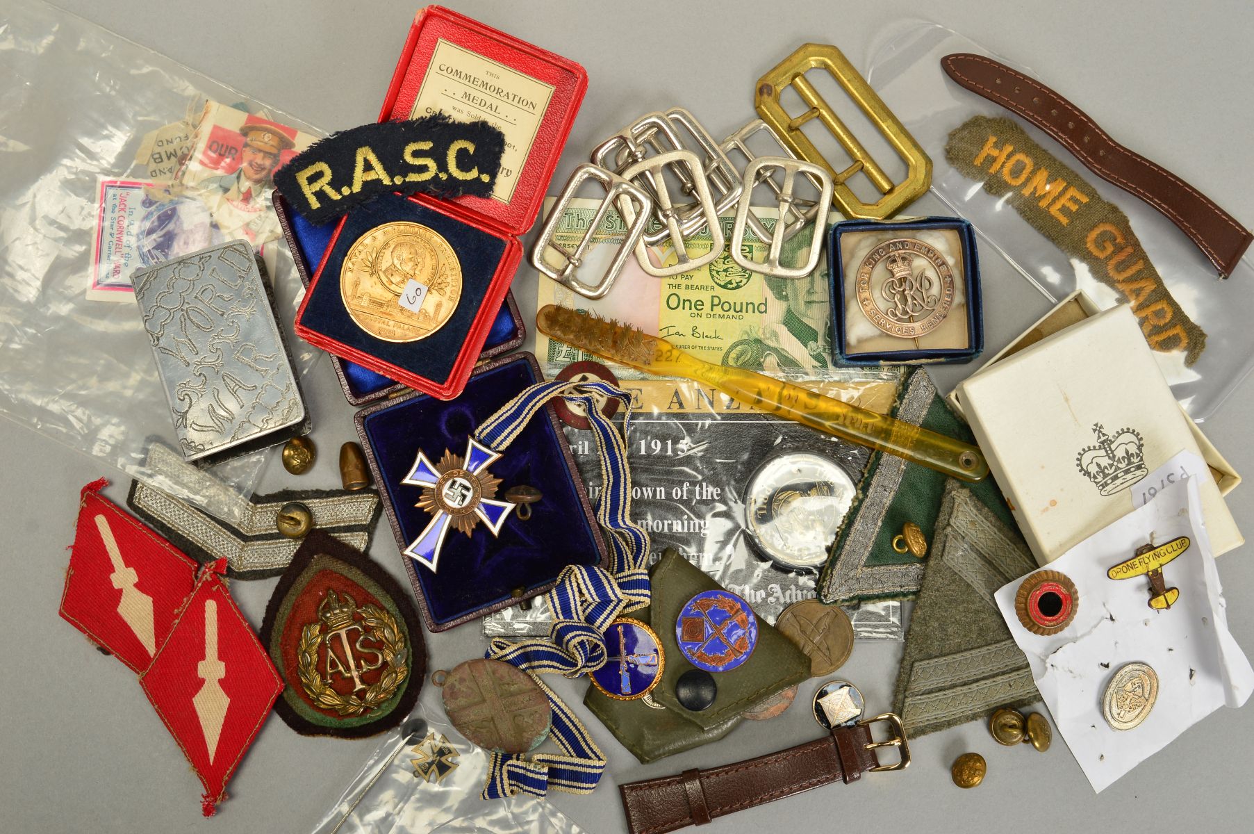 A TRAY OF VARIOUS MILITARY ITEMS, badges, medallions, pins, etc, including cloth Insignia, WWI