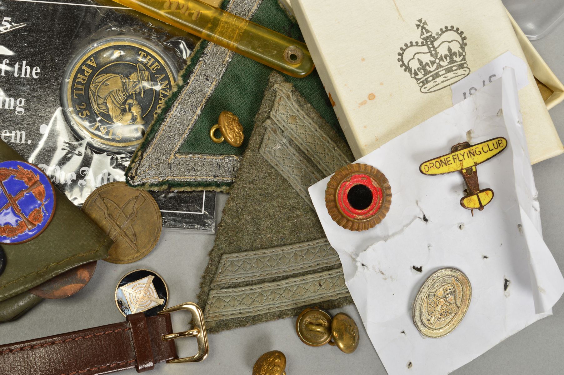 A TRAY OF VARIOUS MILITARY ITEMS, badges, medallions, pins, etc, including cloth Insignia, WWI - Image 3 of 4