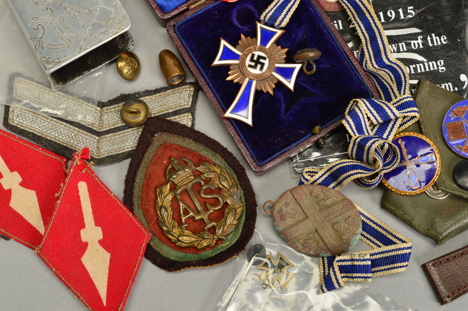 A TRAY OF VARIOUS MILITARY ITEMS, badges, medallions, pins, etc, including cloth Insignia, WWI - Image 2 of 4