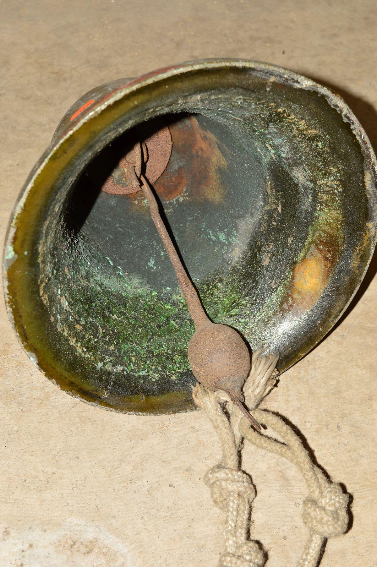 AN L.N.W.R. CAST BRASS BELL, with original clapper, bell stamped L.N.W.R. to top, believed to be - Image 4 of 4