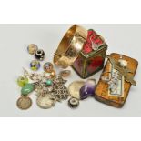 A SELECTION OF JEWELLERY, to include a rolled gold hinged bangle with engraved scrolling ancathus