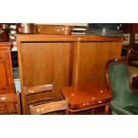 AN EARLY 20TH CENTURY OAK TWIN SIDED OPEN BOOKCASE, with four shelves to each side, width 152cm x