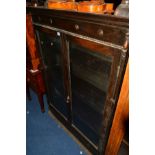 AN EARLY 20TH CENTURY OAK GLAZED TWO DOOR BOOKCASE TOP